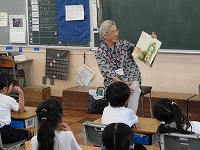 読み聞かせを開きます。