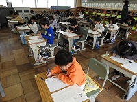 書き初め会を開きます。