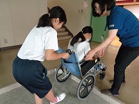 車いす体験 5年生を開きます。